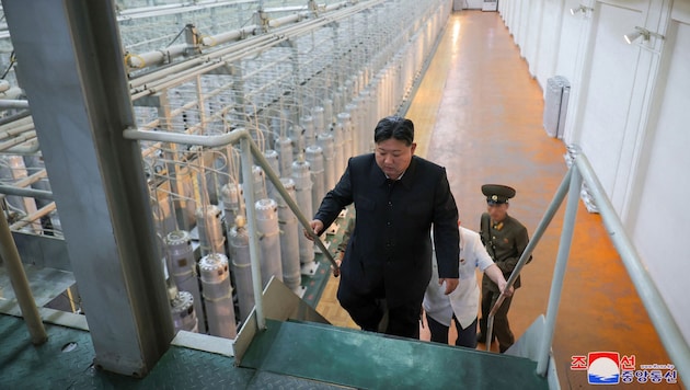 Kim Jong Un strolled through the uranium enrichment plant, attracting media attention. (Bild: APA/AFP )