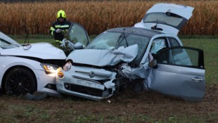 Beide Fahrzeuge wurde völlig deformiert (Bild: Matthias Lauber/laumat.at/laumat)