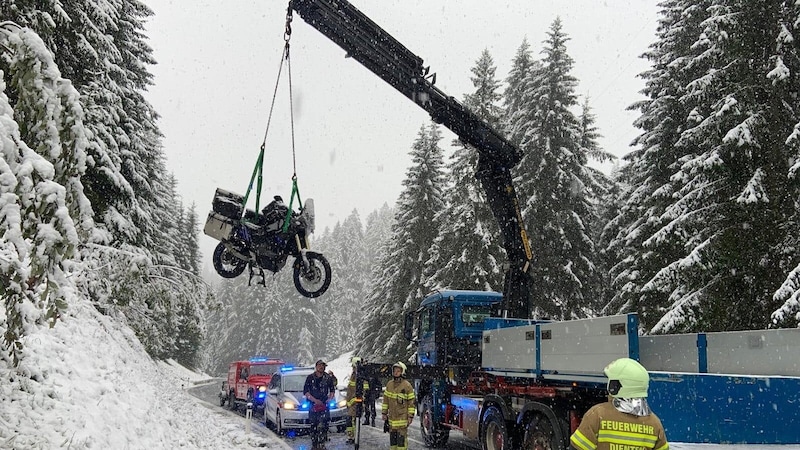 In wintry conditions, a motorcyclist lost control of his vehicle in the Filzensattel area (B164 - Hochkönig Straße). (Bild: FF Dienten)