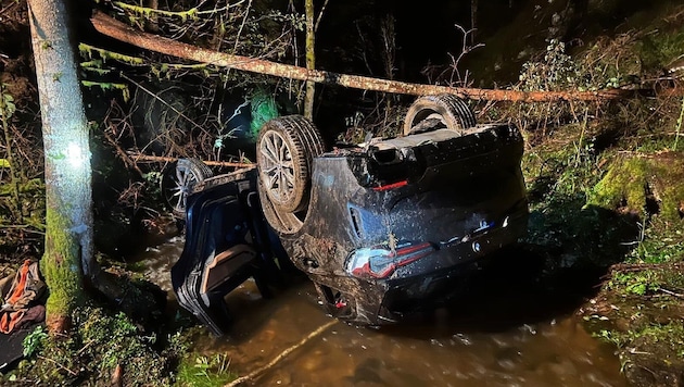 Der Geländewagen landete auf dem Dach im Mirnigbach. Der verletzte Lenker konnte sich aus dem Wrack befreien, aber keinen Notruf absetzen.   (Bild: FF Eberstein)