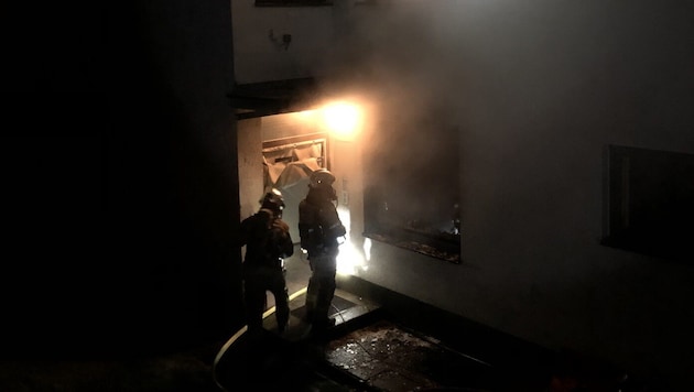 Die Grazer Berufsfeuerwehr stand mit insgesamt 25 Mann im Einsatz. (Bild: Berufsfeuerwehr Graz)