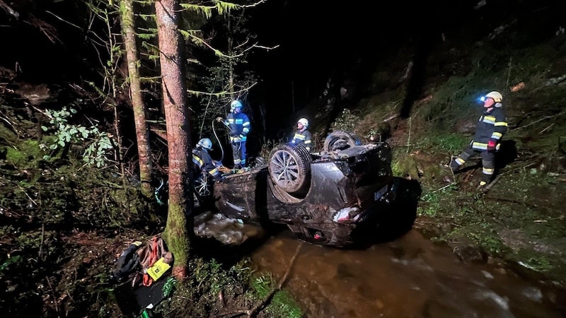 Nachdem der Lenker gerettet worden war, kümmerten sich die Florianis der Freiwilligen Feuerwehr Eberstein um die schwierige Bergung des Wagens.  (Bild: FF Eberstein)