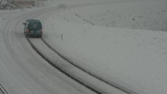 Im oberen Lechtal bei Steeg/Lechleiten gab es Freitagfrüh winterliche Straßenverhältnisse. (Bild: Land Tirol Webcam, Krone KREATIV)