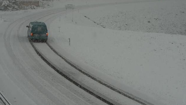 In the upper Lech Valley near Steeg/Lechleiten, there were wintry road conditions early on Friday. (Bild: Land Tirol Webcam, Krone KREATIV)