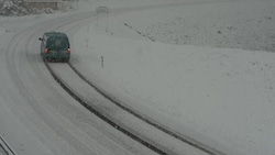 Im oberen Lechtal bei Steeg/Lechleiten gab es Freitagfrüh winterliche Straßenverhältnisse. (Bild: Land Tirol Webcam, Krone KREATIV)