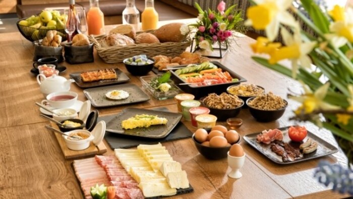 Am regionalen Frühstücksbuffet finden Sie erlesene Köstlichkeiten von Produzenten und Bauern aus ...
