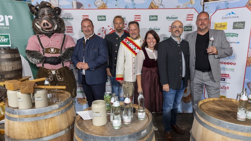 von links: BILLA Vereins-Maskottchen Ferdl, Alexander Nikolai, Bezirksvorsteher 2. Bezirk, Bernhard Mitteröcker, Verkaufsdirektor „Gösser Gastronomie Region Ost“, Johann Pittermann, Geschäftsführer der „Wiener Kaiser Wiesn“, Kathrin Brandtner, Marketingleitung „Wiesbauer Wurstspezialitäten“, Michael Paterno, BILLA Vorstand Consumer & Insights, Daniel Benko, Area Sales Manager International „Gasteiner“ (Bild: Wiener Kaiser Wiesn/Bubu Dujmic)