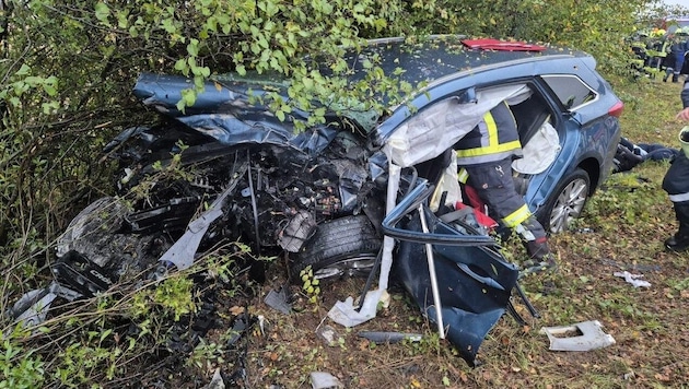 All four occupants had to be freed from the completely destroyed wreckage by the fire department using hydraulic rescue equipment. (Bild: Einsatzdoku)