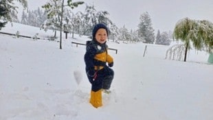 Dieser kleine Mann hatte schon Mitte September Spaß im Schnee (Bild: Sandra Bachler)