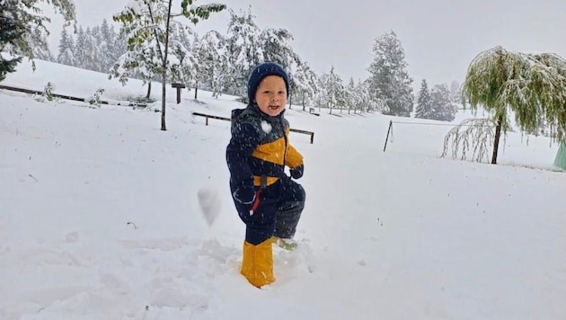 This little man already had fun in the snow in mid-September (Bild: Sandra Bachler)