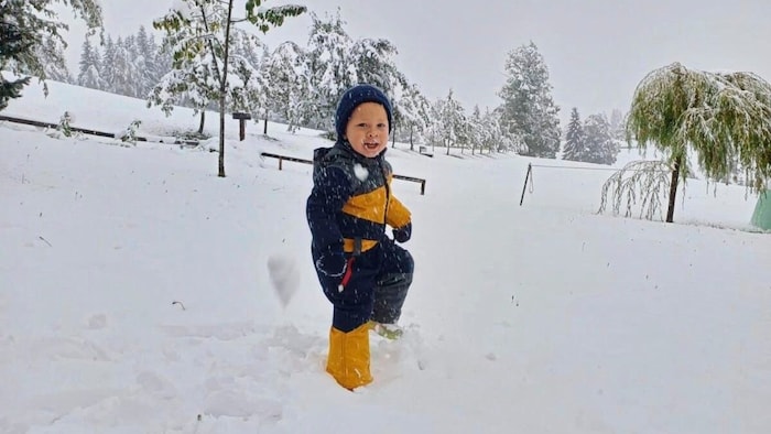 Der kleine Maximilian aus Ramsau hat im Schnee sichtlich Spaß.