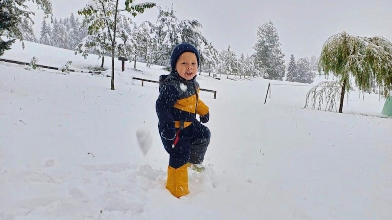 Der kleine Maximilian aus Ramsau hat im Schnee sichtlich Spaß. (Bild: Sandra Bachler)