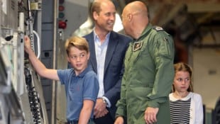 Im Juli besuchten die Royals den RAF-Stützpunkt Fairford, George zeigte sich schon damals begeistert. (Bild: AFP)