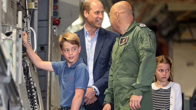 In July, the royals visited the RAF base at Fairford, and George was already enthusiastic at the time. (Bild: AFP)