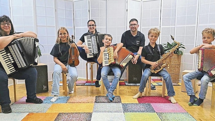 The accordion agents of the music school ensemble called Aklavice can also be heard.