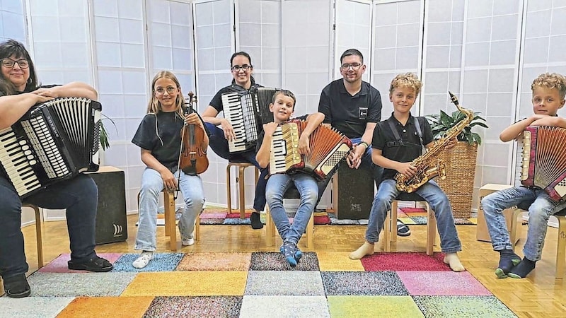 Zu hören sind auch die Akkordeon Agenten des Musikschul-Ensembles namens Aklavice . (Bild: Angelika Gruber)