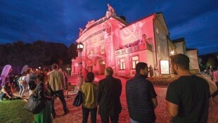 „Hereinspaziert“ heißt es am Wochenende im Klagenfurter Stadttheater, wo sich geheime Türen ...