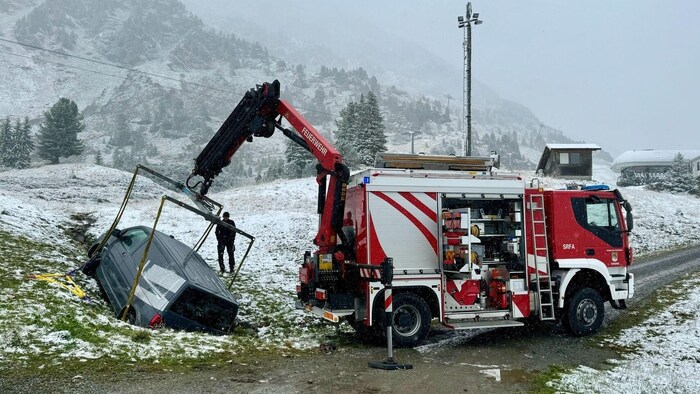 Unfall im Schnee: In Tamsweg musste die Feuerwehr ein Fahrzeug bergen