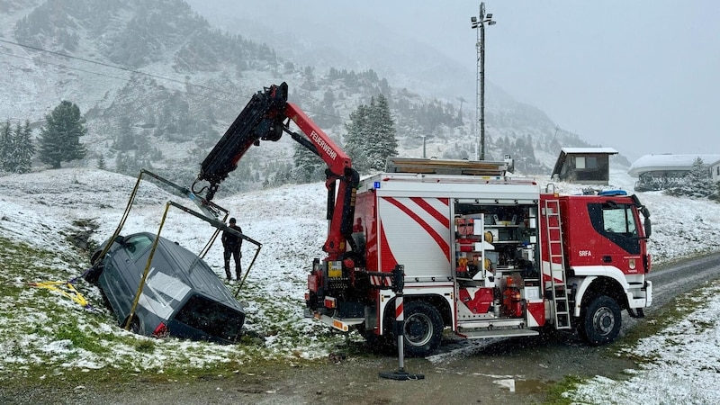 Accident in the snow: in Tamsweg, the fire department had to recover a vehicle (Bild: FF Tamsweg)