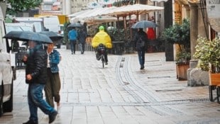 Ohne Regenschirm geht aktuell in der Grazer Innenstadt gar nichts, dazu kommen in den nächsten Tagen auch noch Sturmböen. (Bild: Pail Sepp/Sepp Pail)