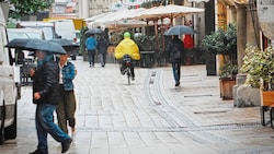 Ohne Regenschirm geht aktuell in der Grazer Innenstadt gar nichts, dazu kommen in den nächsten Tagen auch noch Sturmböen. (Bild: Pail Sepp/Sepp Pail)