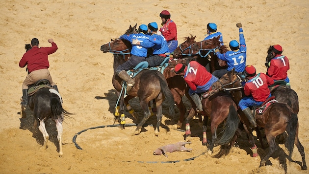 Kazakhstan celebrates victory in the Kokpa, the dummy lies on the ground. (Bild: World Nomad Games)