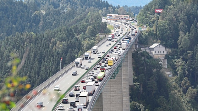 Huge avalanches of traffic rolled through Tyrol again this summer. Pictured: the Europabrücke bridge on the Brenner highway. (Bild: Birbaumer Christof)