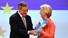 Ex-EZB-Chef Mario Draghi überreicht Kommissionspräsidentin Ursula von der Leyen seinen 400-Seiten-Bericht.  (Bild: picturedesk.com/NICOLAS TUCAT / AFP / picturedesk.com)