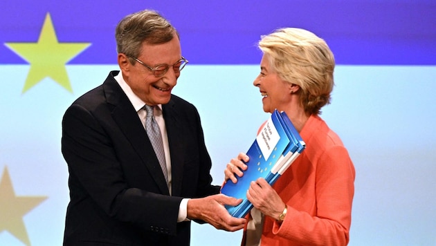 Ex-EZB-Chef Mario Draghi überreicht Kommissionspräsidentin Ursula von der Leyen seinen 400-Seiten-Bericht.  (Bild: picturedesk.com/NICOLAS TUCAT / AFP / picturedesk.com)