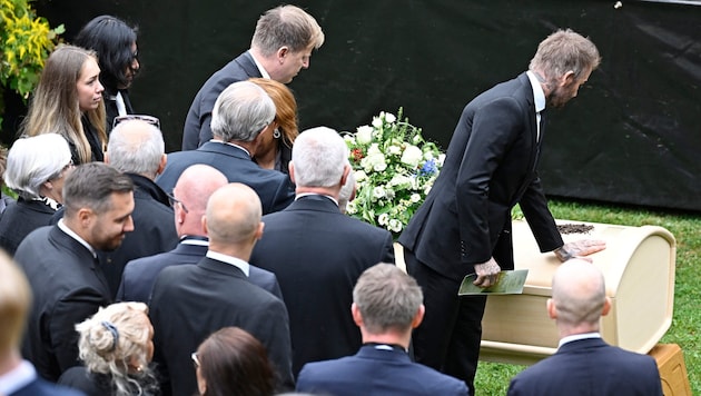 David Beckham at the coffin of coach Sven-Göran Eriksson (Bild: AFP or licensors)