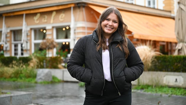 In a good mood in the pouring rain: Annelie Bauer before handing out flyers with Claudia Plakolm in Linz. (Bild: Wenzel Markus/Markus Wenzel)