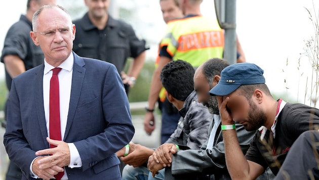 After the attack in Villach, Interior Minister Gerhard Karner announced mass checks without cause. (Bild: Krone KREATIV/APA, AFP/DPA, Krone KREATIV)