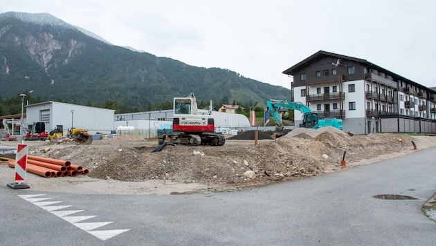 Das Hotel und die Eishalle funktionieren. Ein Funcourt und ein Hallenbad mit einem 25 Meter Becken sind bereits im Bau beziehungsweise in der Planung. (Bild: Arbeiter Dieter)