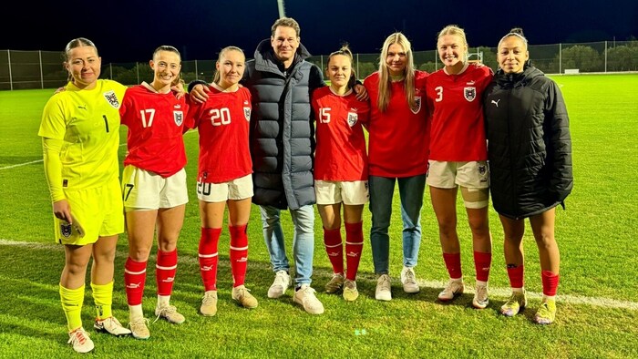 Michael Hoffmann im Kreise eines Teils „seiner“ ÖFB- U20-Spielererinnen.