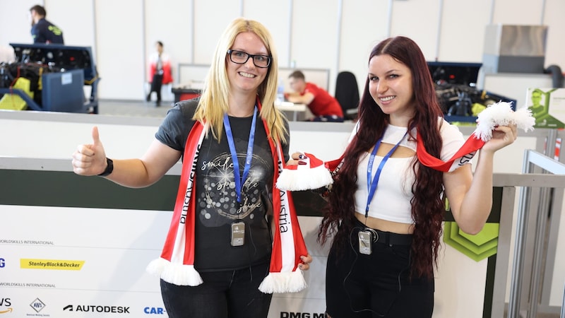 Lisa and Viktoria Hörtl from Kapfenstein have traveled to Lyon especially to cheer on car mechanic David Gschaar. (Bild: Florian Wieser)