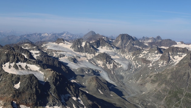 Völlig ungeschützt war das Eis der Sommer-Sonne ausgesetzt. Es zeichnet sich die drittschlechteste Bilanz seit Beginn der Messungen ab. (Bild: zVg/Lea Hartl)