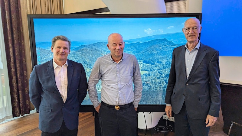 Lawyer Wolfgang List (center) prepared the expert opinion with his daughter. Werner Rainer (left9 and Kurt Rohner (right) are the initiators. (Bild: Felix Justich)