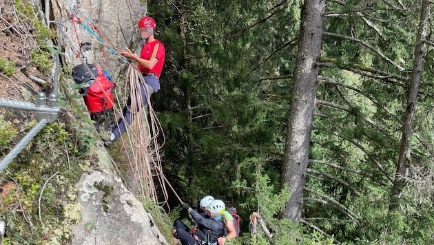 Die Bergrettung musste die Alpinisten aus ihrer Notlage befreien. (Bild: ZOOM Tirol)