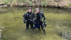 Die beiden Taucher der FF Aschach haben die Smartwatch gerettet. (Bild: FF Aschach an der Donau)