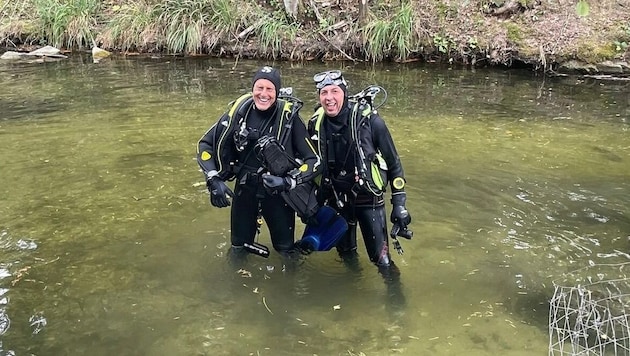 The two divers from the Aschach fire brigade rescued the smartwatch. (Bild: FF Aschach an der Donau)