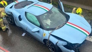 Ein Stich ins Herz für alle Ferrari-Fans: Schwerer Schaden am himmelblauen Italiener auf der A1.