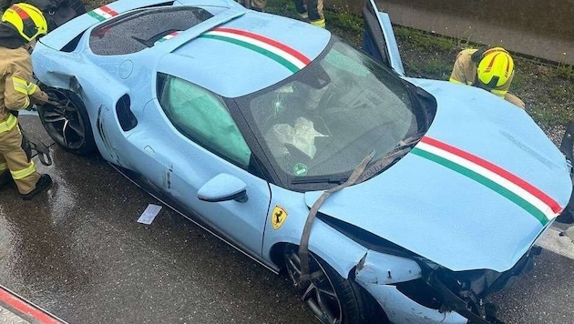 Ein Stich ins Herz für alle Ferrari-Fans: Schwerer Schaden am himmelblauen Italiener auf der A1. (Bild: DOKU-NÖ/Doku NÖ)