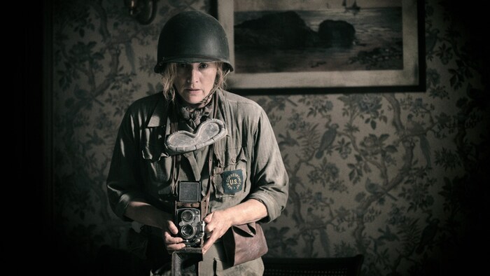 Als Front-Fotografin ist Lee (Kate Winslet) bald mitten im Kriegsgeschehen. 