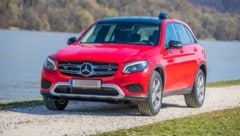 So ein Mercedes GLC steht im Mittelpunkt der Affäre in Marchtrenk. Seit 2019 sind in OÖ Bezirkskommandanten damit als Dienstfahrzeug ausgestattet. In Marchtrenk ist der umstrittene Pkw schwarz und ohne Blaulicht. (Bild: Kollinger Hermann/Hermann Kollinger, Krone KREATIV)