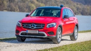 So ein Mercedes GLC steht im Mittelpunkt der Affäre in Marchtrenk. Seit 2019 sind in OÖ Bezirkskommandanten damit als Dienstfahrzeug ausgestattet. In Marchtrenk ist der umstrittene Pkw schwarz und ohne Blaulicht. (Bild: Kollinger Hermann/Hermann Kollinger, Krone KREATIV)