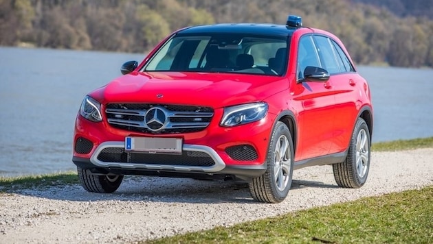 So ein Mercedes GLC steht im Mittelpunkt der Affäre in Marchtrenk. Seit 2019 sind in OÖ Bezirkskommandanten damit als Dienstfahrzeug ausgestattet. In Marchtrenk ist der umstrittene Pkw schwarz und ohne Blaulicht. (Bild: Kollinger Hermann/Hermann Kollinger, Krone KREATIV)