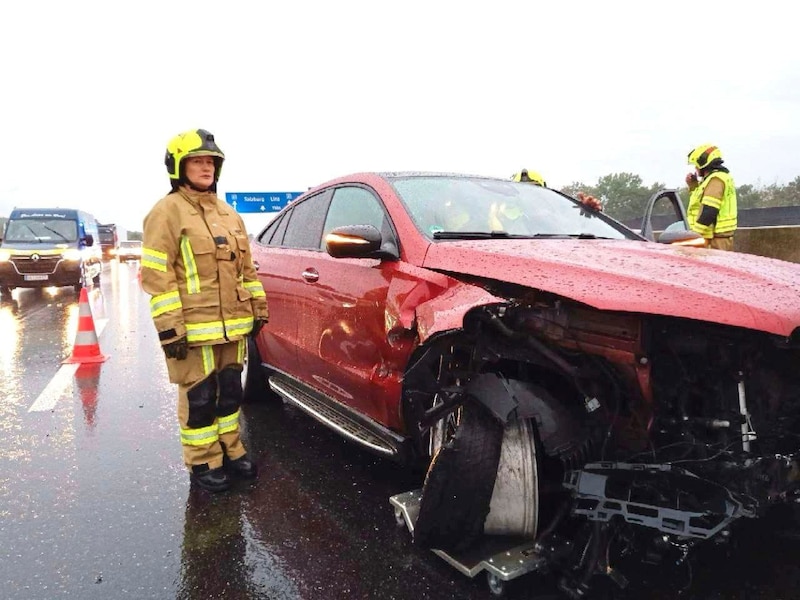 On Friday morning, the driver of a red SUV lost control of his vehicle. (Bild: DOKU-NÖ/DOKU NÖ)