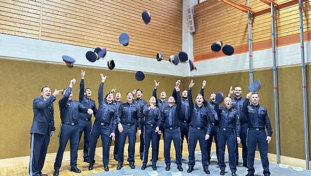 These police students proudly celebrated their graduation - a further 56 were sworn in. (Bild: Schulter Christian)