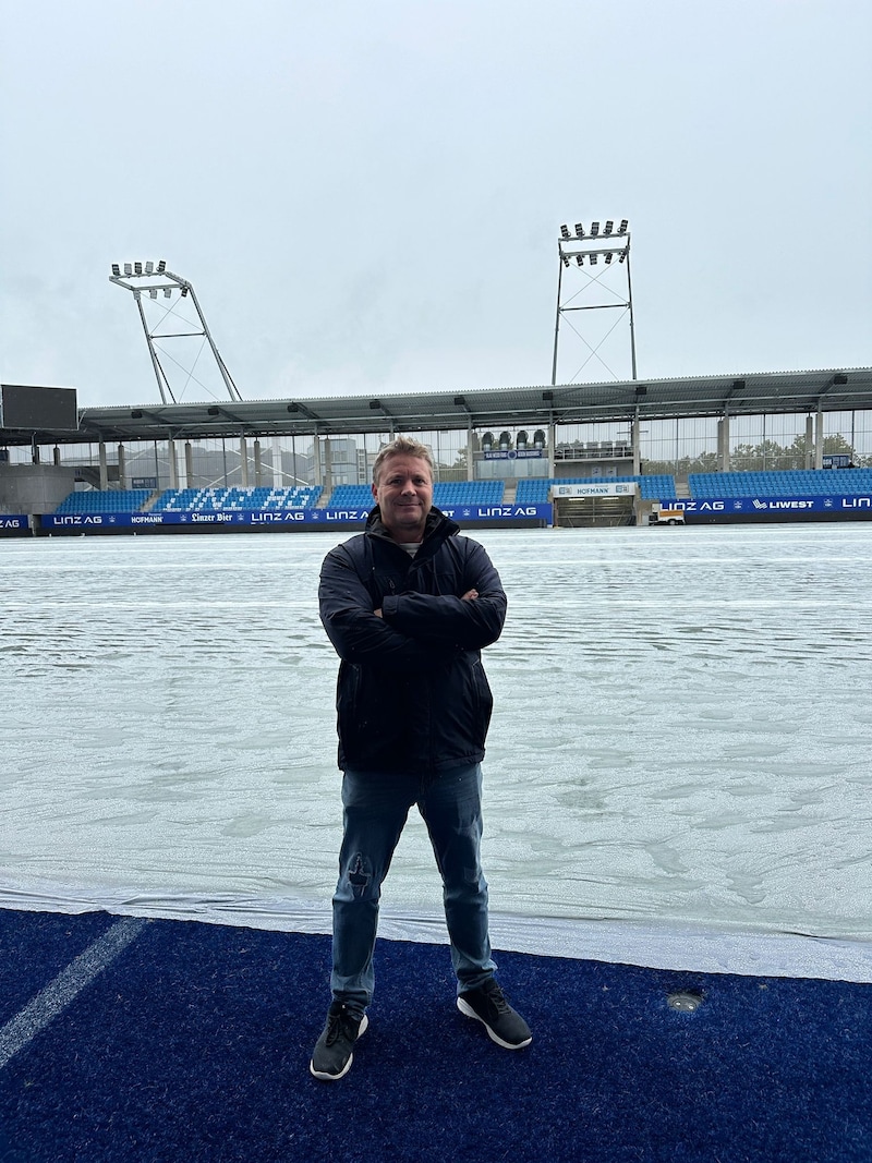 BW Linz greenkeeper Stefan Wieser covered the pitch with tarpaulins. (Bild: BW Linz)