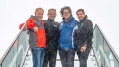 Dichtes Schneetreiben beim Branchentreffen am Dachstein: „Krone“-Geschäftsführer Gerhard Valeskini (links) war als Gast dabei, daneben Georg Bliem (Planai), Fabrice Girardoni (Stuhleck) und Oliver Käfer (Wirtschaftskammer). (Bild: Christoph Kleinsasser)